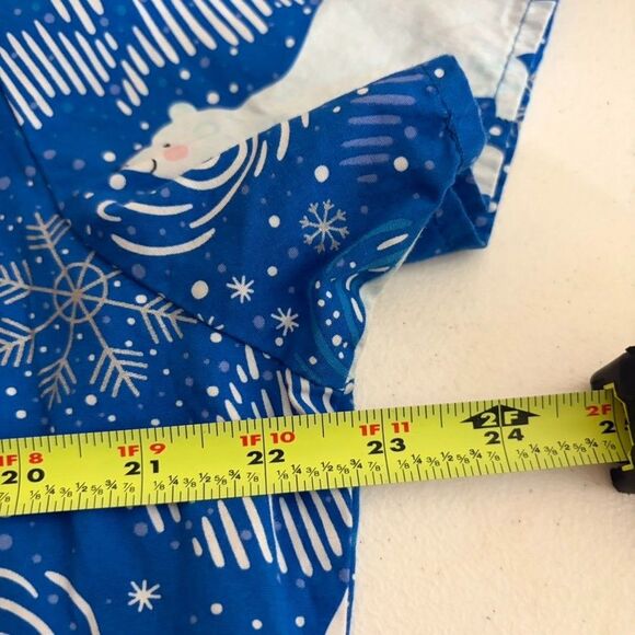 Zoe + Chloe Scrub Top Women's Large Blue Short Sleeve Winter Polar Bear Holiday - Picture 8 of 8